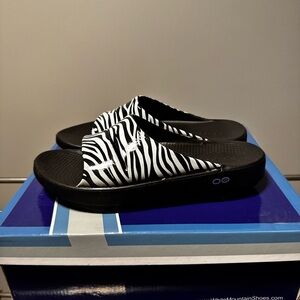 OOFOS- Stylish Zebra Print Slides NWOT